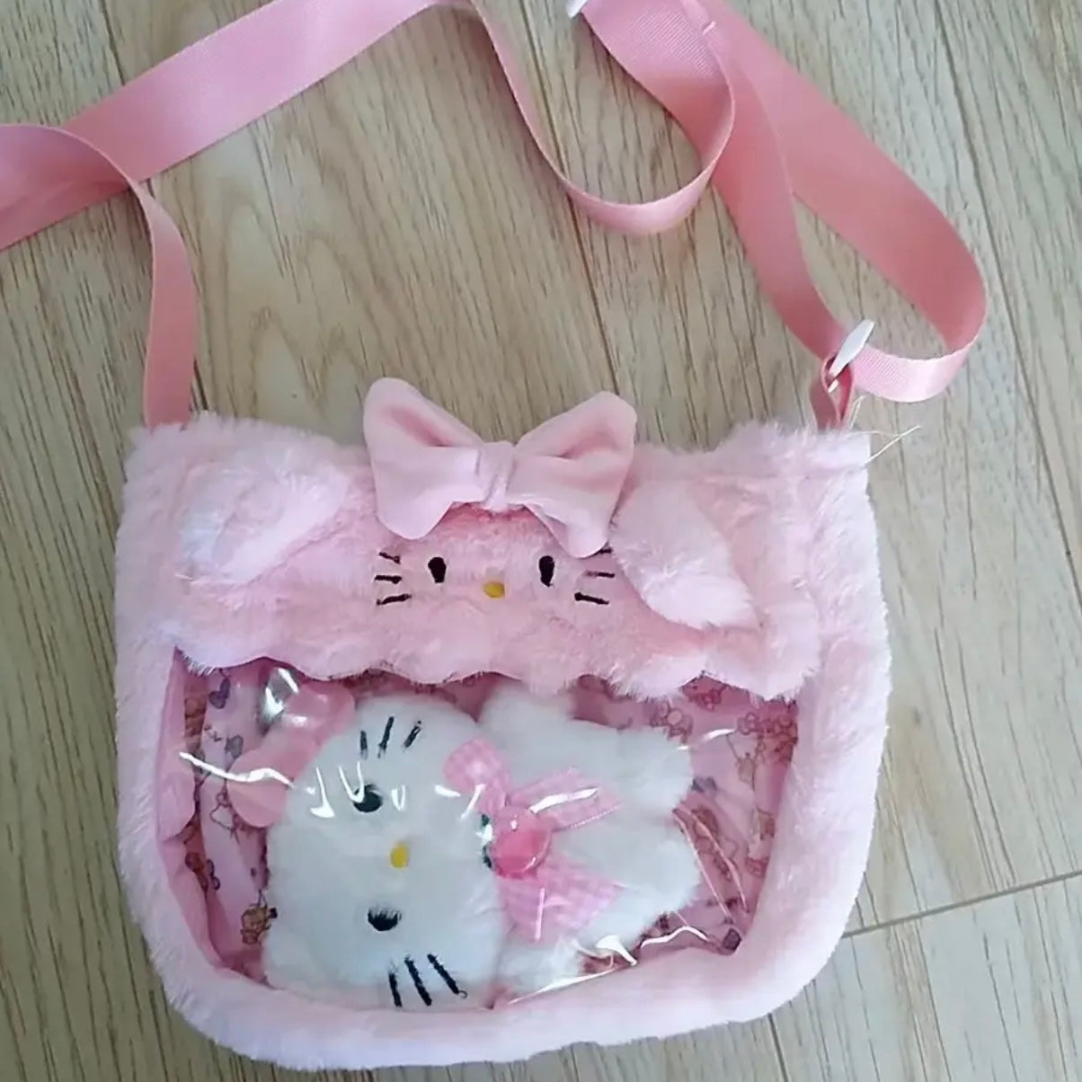 Cartera + Llavero “Sanrio”. 22x16x5Cms