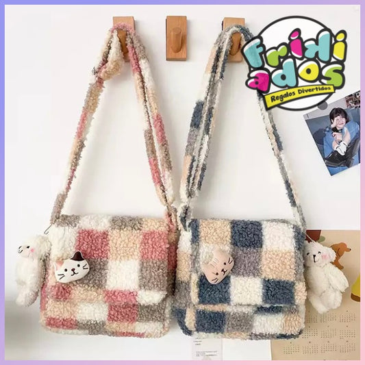 Cartera Felpuda + Llavero + Pin. 21x19x6Cms