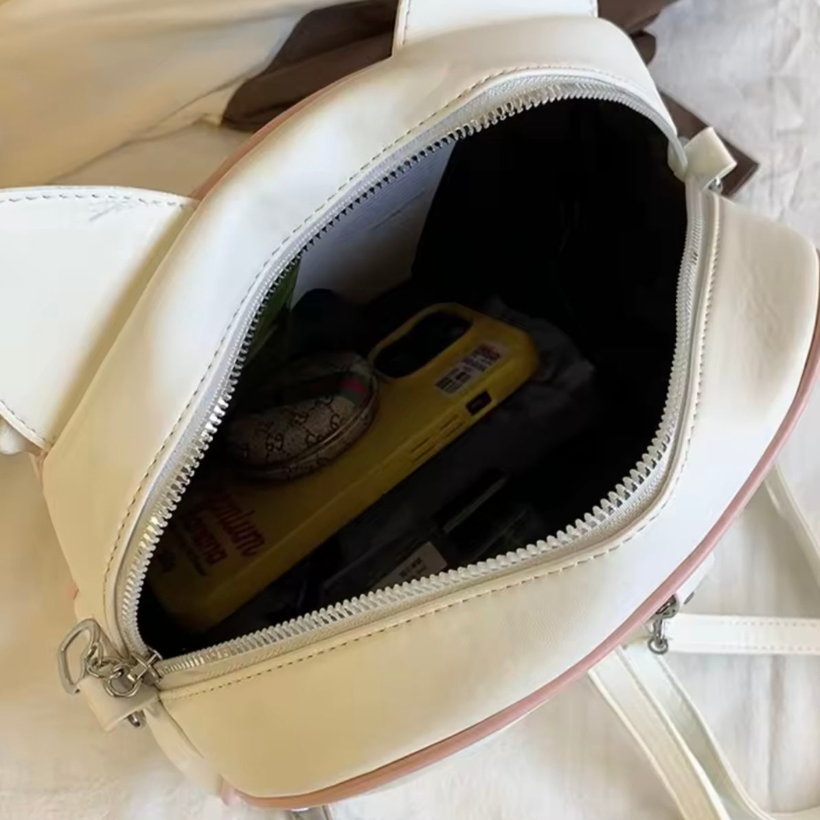 Mochila- Bolso “Gatito Alas”. Material Cuerina 26x22x13cms