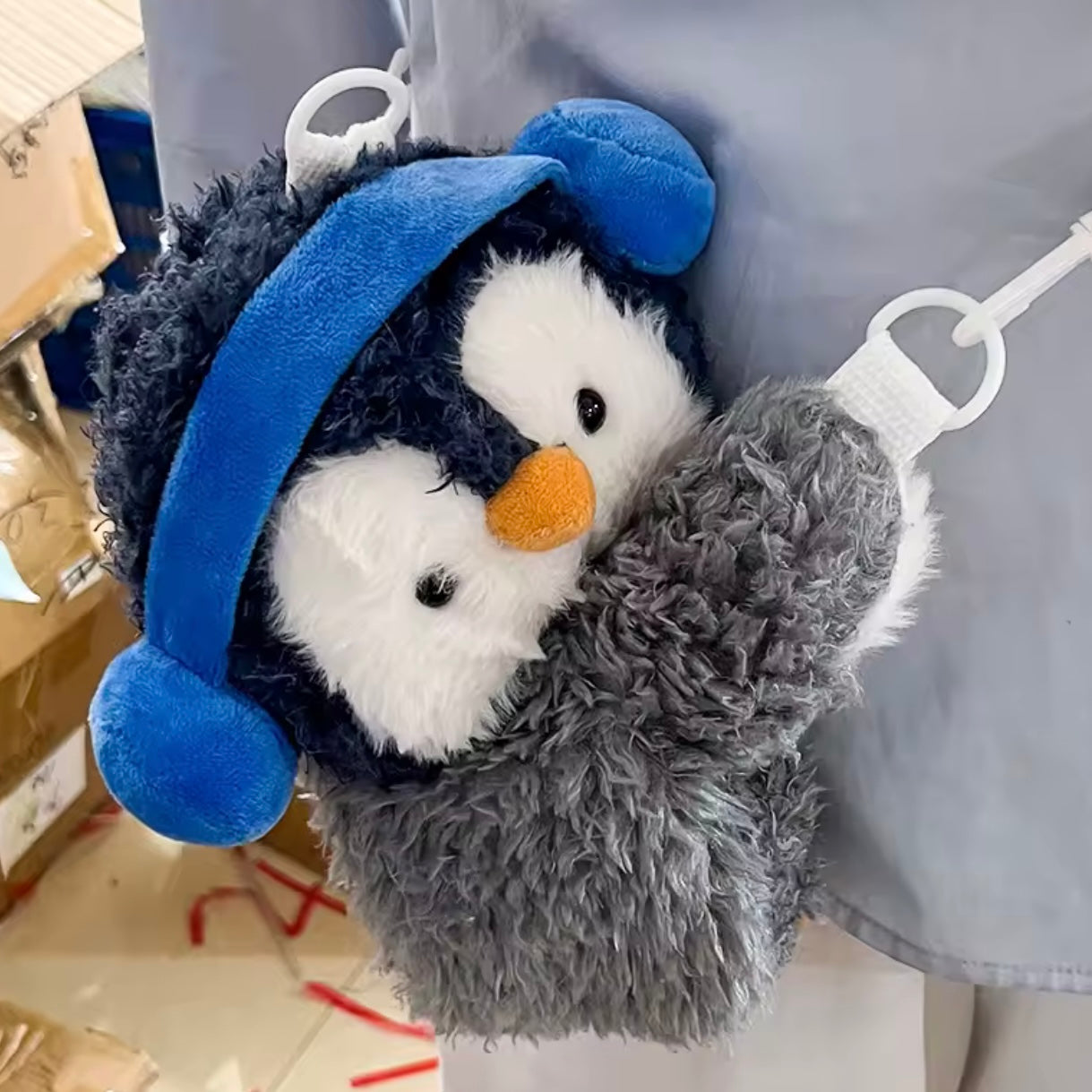 Cartera-Mochila “Pingüino Abrazos”. 25cms