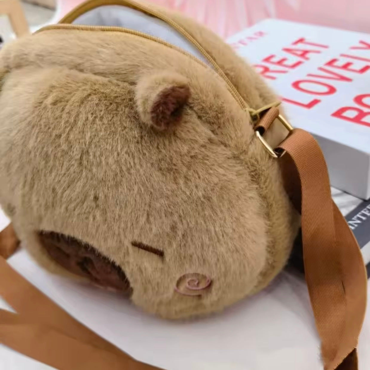 Cartera Capybara. 25cms
