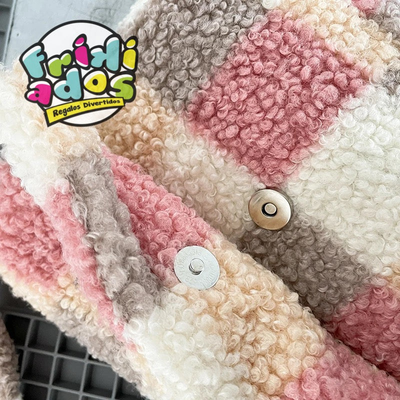 Cartera Felpuda + Llavero + Pin. 21x19x6Cms