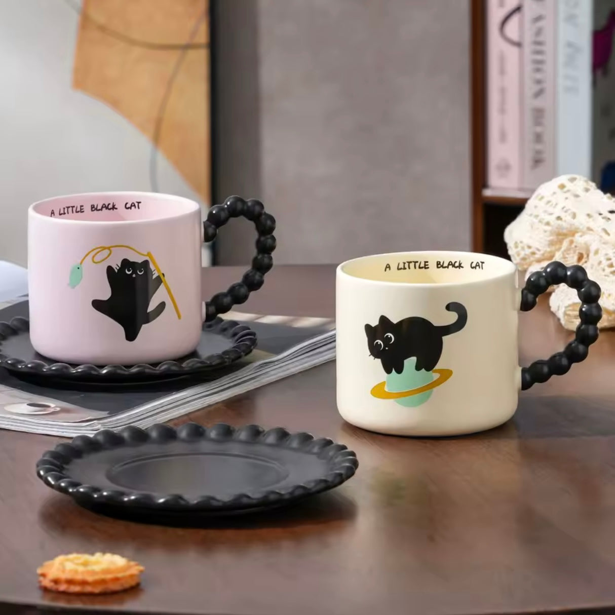 Taza “A Little Black Cat”. Material Cerámica. No incluye Plato.