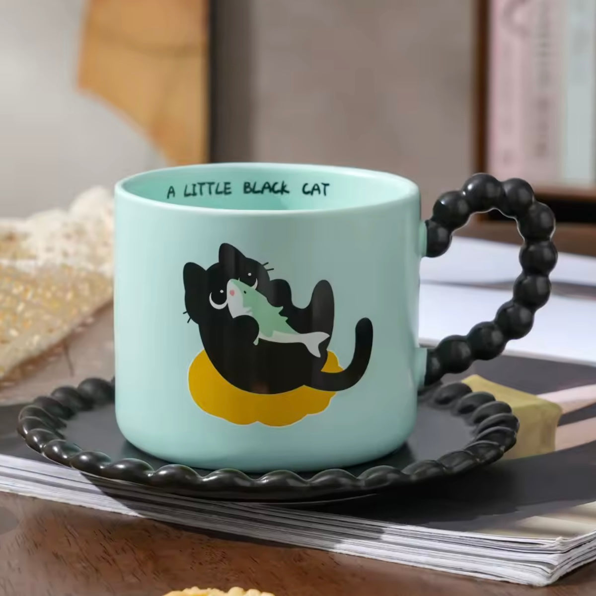 Taza “A Little Black Cat”. Material Cerámica. No incluye Plato.