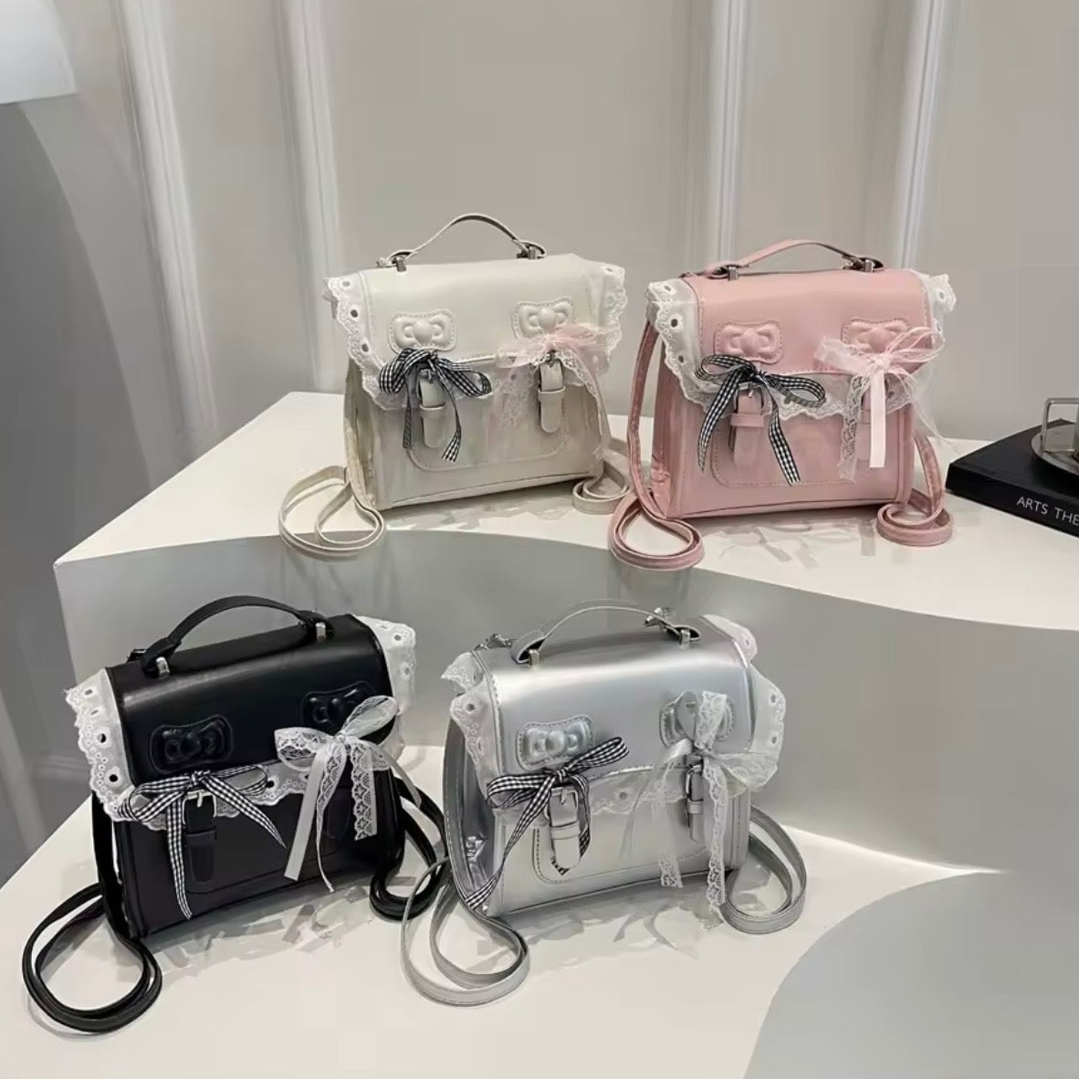 Cartera o Mini Mochila Cuerina. 19x18x10cms