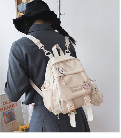 Mini Mochila Impermeable + 3 Pins + Llavero. 27x23x13Cms