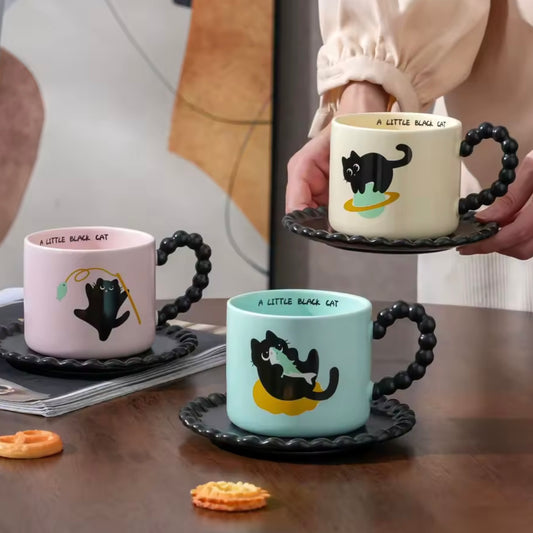 Taza “A Little Black Cat”. Material Cerámica. No incluye Plato.