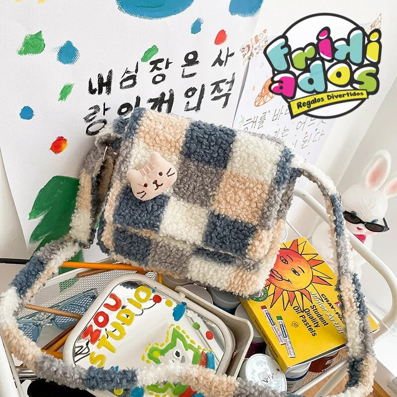 Cartera Felpuda + Llavero + Pin. 21x19x6Cms
