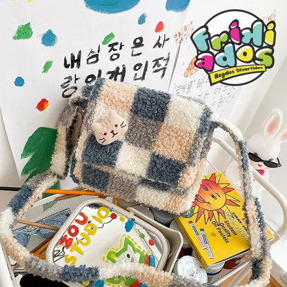 Cartera Felpuda + Llavero + Pin. 21x19x6Cms