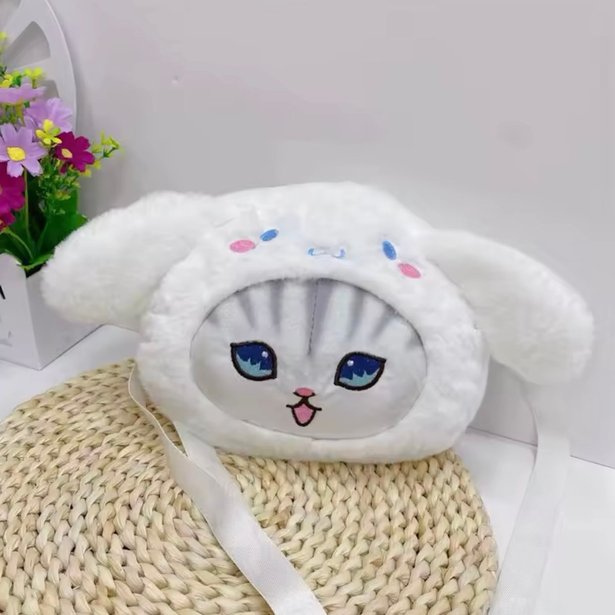Cartera Felpuda “Sanrio Gatito”. 20x14x8cms