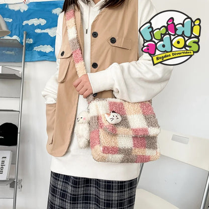 Cartera Felpuda + Llavero + Pin. 21x19x6Cms