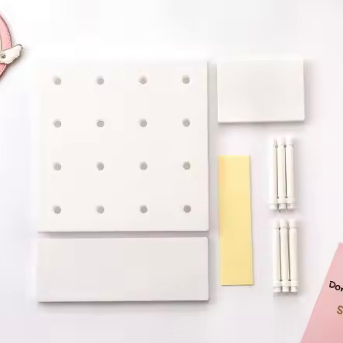 Repisa Organizadora para Pared. Incluye 8 Accesorios, 22x22Cms