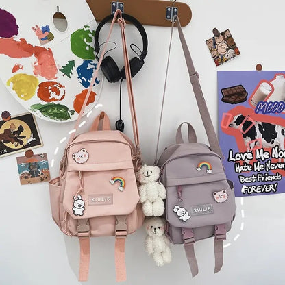 Mini Mochila Impermeable + 3 Pins + Llavero. 27x23x13Cms