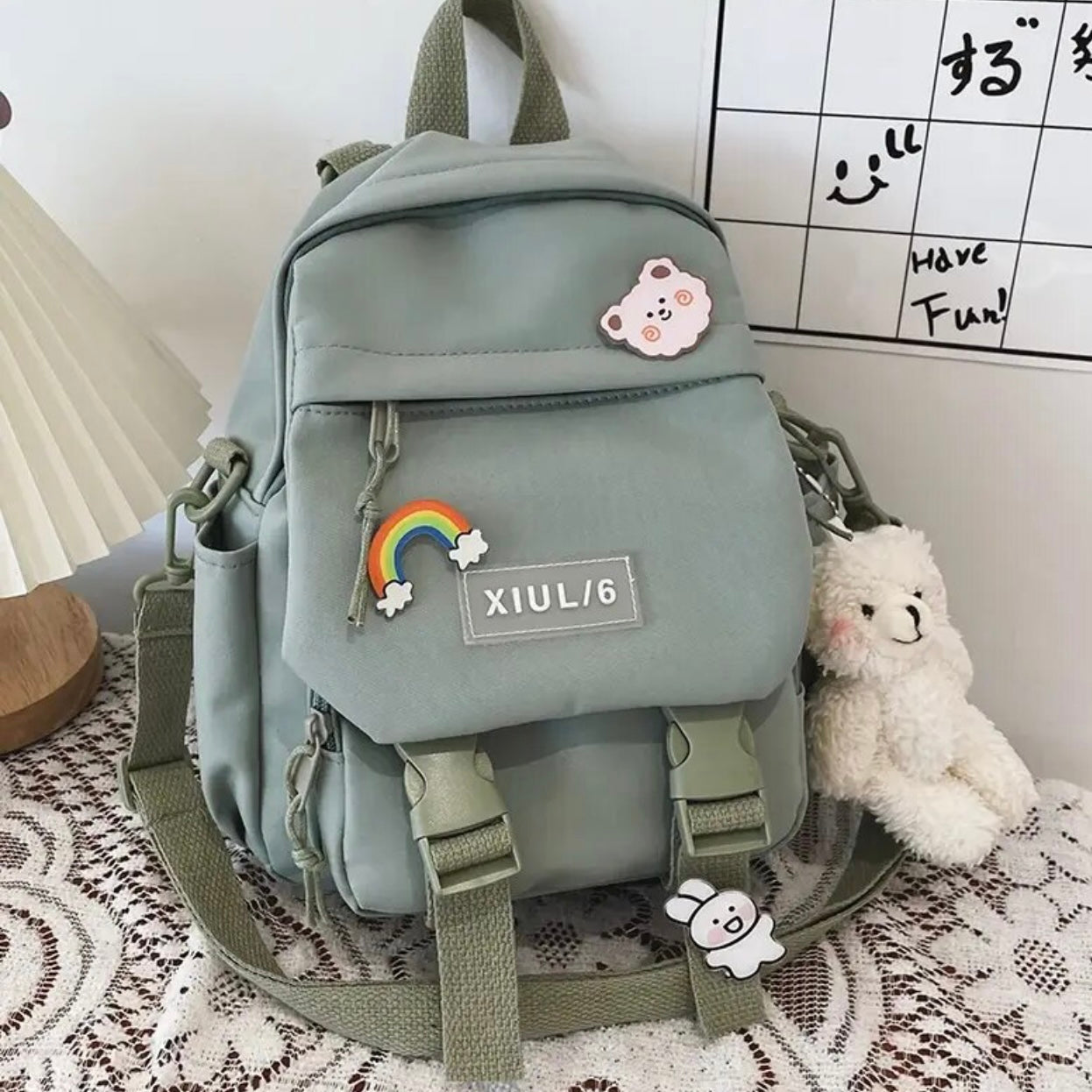 Mini Mochila Impermeable + 3 Pins + Llavero. 27x23x13Cms