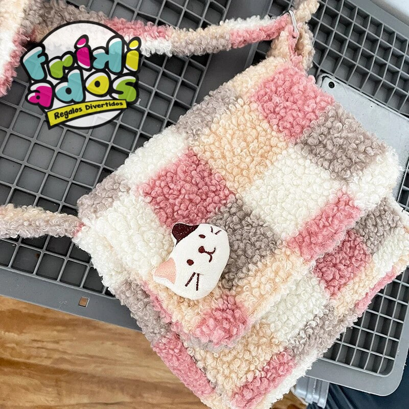 Cartera Felpuda + Llavero + Pin. 21x19x6Cms