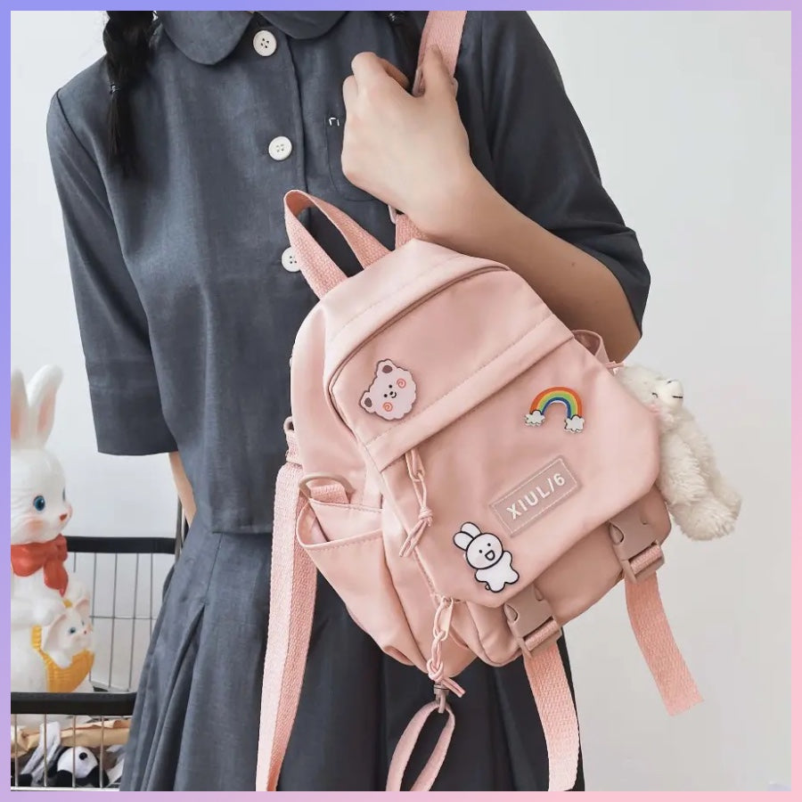 Mini Mochila Impermeable + 3 Pins + Llavero. 27x23x13Cms