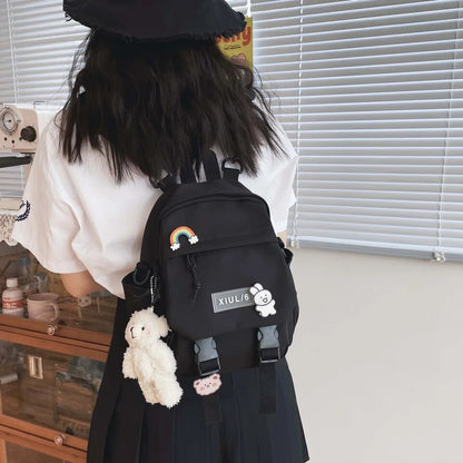 Mini Mochila Impermeable + 3 Pins + Llavero. 27x23x13Cms