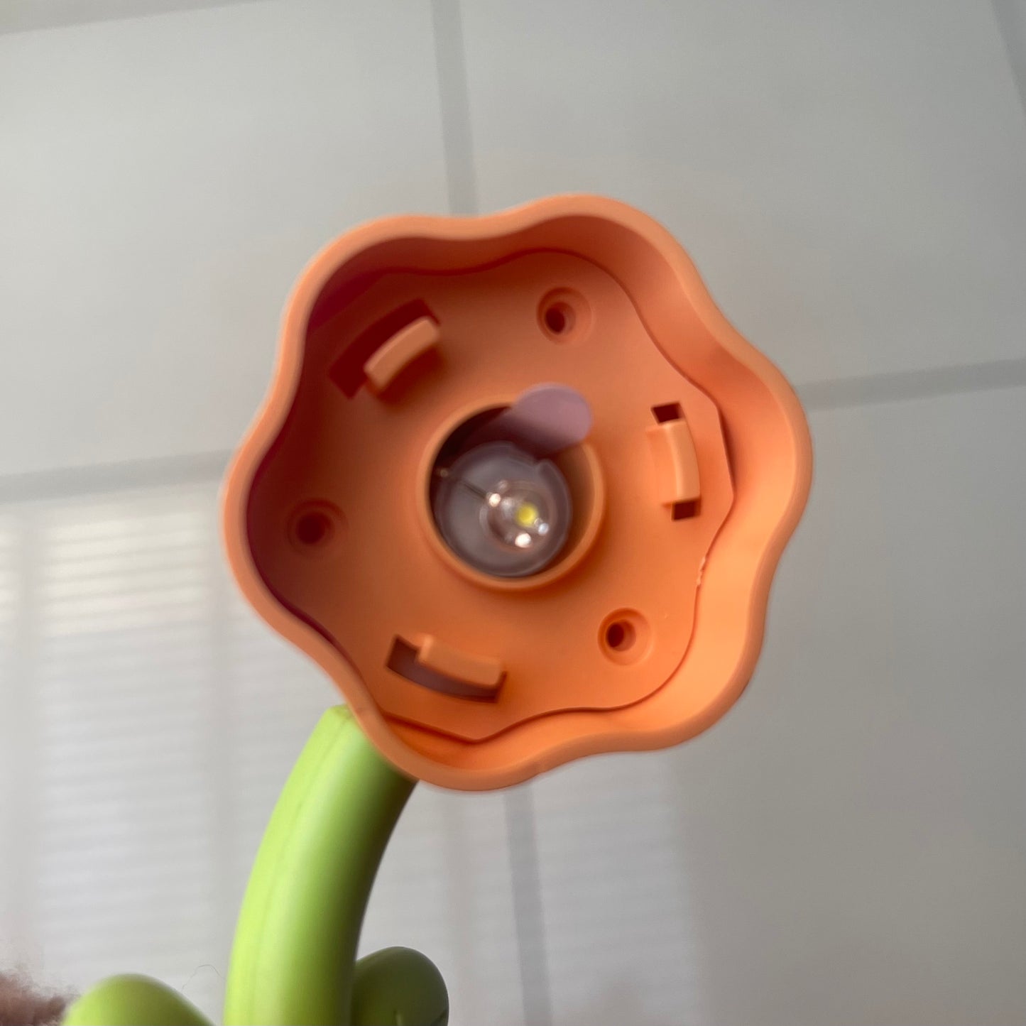 Mini Lámpara “Flor”. Utiliza 3 pilas de Reloj.