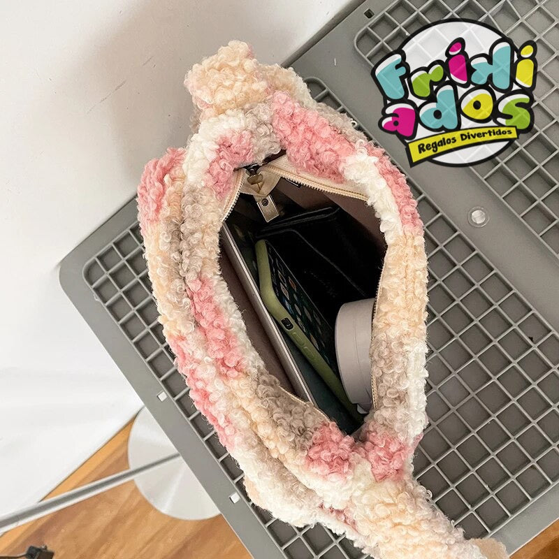 Cartera Felpuda + Llavero + Pin. 21x19x6Cms