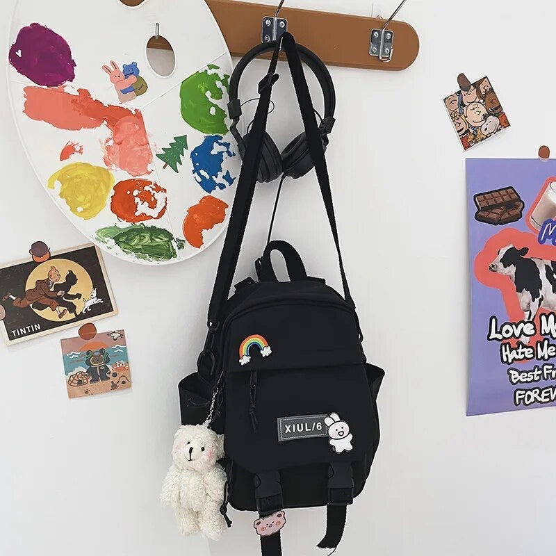 Mini Mochila Impermeable + 3 Pins + Llavero. 27x23x13Cms